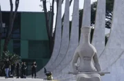 PGR denuncia mulher que pichou "perdeu mané" em estátua do STF no 8/1