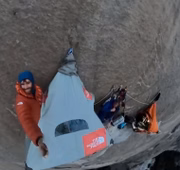 "A melhor maneira de poupar a energia é simplesmente acampar na parede! E a vida na parede é tão incrível!", escreveu ele
