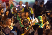 Apoiador se manifesta durante chegada de Bolsonaro no aeroporto