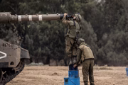 As forças israelenses aumentam as medidas de segurança na fronteira de Gaza em Sderot, Israel