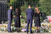 O quarteto observa as homenagens deixadas por súditos nos portões do Castelo de Windsor