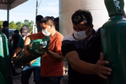 Sem oxigênio suficiente para pacientes, cidade de Itacoatiara (AM) corre para Manaus a fim de reabastecer cilindros de gás