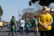 Apoiadores de Bolsonaro organizam ônibus para transportar pessoas até a capital federal