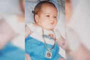 Pedro Lomba bebê, com meses de vida, e um cola de ouro que teria sido dado pelo pai: "meu pai mandou fazer para mim assim que nasci".