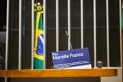 A Câmara dos Deputados realiza sessão solene nesta terça-feira (26) em homenagem à memória da vereadora Marielle Franco e do seu motorista Anderson Gomes, assassinados em 14 de março de 2018 no Rio de Janeiro. A sessão marca seis anos do crime.