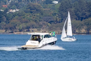 O evento começou por volta das 9h e contou com um catamarã e poucos apoiadores do presidente em lanchas