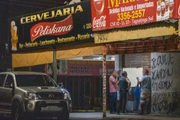 Não havia muita gente na rua, mas quem estava nos bares não se importava com o distanciamento nem com o uso de máscara