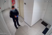 Eles deixam o local e um segurança vai até o andar