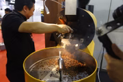 Um extenso maquinário também está exposto na feira, de colheitadeiras a máquinas de espresso. Na foto, uma máquina de torra