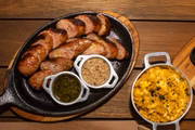 Linguiça cuiabana, feita artesanalmente com carne suína, toucinho e ervas, servida com farinha da fazenda (exclusiva da casa) e molho chimichurri
