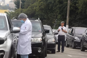 Fila de carros no drive-thru montado em frente ao estádio do Pacaembu