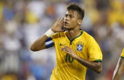 Agora em Paris, onde vive, Neymar sofre com saudade da amada