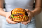 Segundo especialistas, a alimentação do ocidente é rica em alimentos pró-inflamatórios, que podem gerar sérios danos que culminam em doenças metabólicas e no envelhecimento precoce 