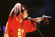 O vocalista Dinho do Mamonas Assassinas, é visto durante apresentação da banda em 1995