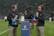 Galvão Bueno, de costas para a câmera, tenta chamar a atenção de Lionel Messi - Metrópoles