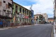 Entradas de pensões e cortiços nas quadras 37 e 38 foram fechadas com blocos após remoção de moradores