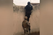 Vítima foi encontrada com tiro na cabeça. Guardas civis são suspeitos