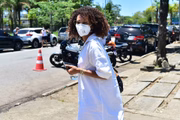 Curada da Covid-19, Taís Araújo vota em escola na barra da Tijuca