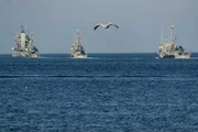 Quatro navios de guerra, o navio de abastecimento Tender "Elbe" (l), um caça-minas e dois caça-minas deixam o porto de Kiel para reforçar o flanco norte da Otan no Mar Báltico