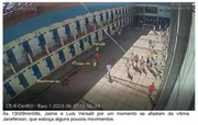 Jaime Paulino e Luis Versalli se afastam do corpo de Janeferson estirado no chão 