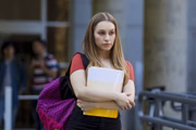 Carla Diaz em gravações de A Menina Que Matou os Pais e O Menino Que Matou Meus Pais