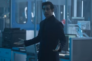 <b>O vilão do vilão</b>. O grande oponente de Brock/Venom também é um ser humano cujo corpo é tomado por um simbionte. Drake (Riz Ahmed, visto em Rogue One e na série The Night Of) acredita que a humanidade é um caso perdido e encontra em forças extraterrestres a matéria-prima para um novo estágio de evolução: uma raça híbrida. O ser que se apossa dele é Riot, um dos antagonistas de Venom nos quadrinhos