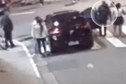 Felipe Gambeta Malheiro, de 21 anos, sai pelo banco do passageiro do carro que colidiu de frente contra o carro do motorista de aplicativo Ednaldo