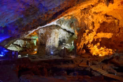 A baía possui partes inabitadas e intocadas pelo ser humano. Outra parte que deve ser visitada é a caverna Thien Cung