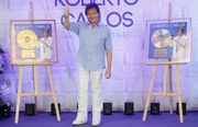 O acidente, no entanto, não o parou. Ainda na infância, aprendeu a tocar piano, violão e foi matriculado no Conservatório Musical de Cachoeiro de Itapemirim, onde estudou música. Incentivado pela mãe, Roberto passou a cantar em um programa infantil na Rádio Cachoeiro. Talentoso, logo virou atração
