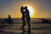 O casal passeou pelas dunas