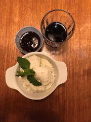 Sorvete de queijo azul com caramelo e stout