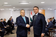 O presidente Jair Bolsonaro cumprimenta o primeiro-ministro da Hungria, Viktor Orbán, durante uma audiência em 2019
