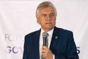 Governador de Goiás, Ronaldo Caiado (DEM), anunciou nesta sexta-feira (19/3) que governadores vão recorrer ao presidente dos Estados Unidos, Joe Biden, para adquirir vacinas