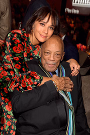 Rashida Jones abraçada ao pai, Quincy 