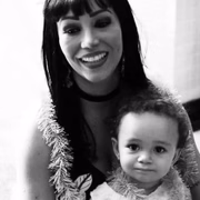 A mãe Laila Peterle, 31 anos, com a filha Luísa