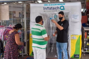 Cliente tem temperatura aferida por funcionário