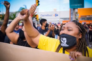 Pessoas protestam em frente ao supermercado Carrefour em que ocorreu o crime, na zona norte de Porto Alegre (RS)