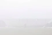 Massa de ar polar continua na região, provocando neblina