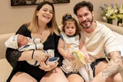 Viih Tube posa ao lado de Eli, Lua e Ravi para as redes sociais