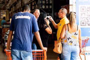 Brigadista do supermercado Dia a Dia mede a temperatura de clientes em Taguatinga