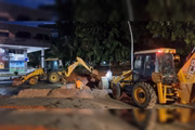Equipe com maquinário em atuação na quadra