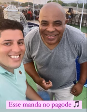 Jornalista Thiago Rodrigues em confraternização