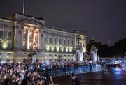 A família real estava no Palácio de Buckingham para receber o cortejo