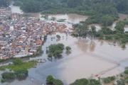 Bairros ao redor do Rio Tietê estão embaixo d’água após chuva