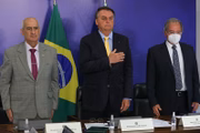 Ministro Luiz Eduardo Ramos (Casa Civil), presidente Jair Bolsonaro e ministro Paulo Guedes (Economia)