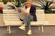 Carlos Alberto de Nóbrega lê seu famoso jornal no bando de A Praça é Nossa