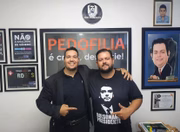 O vereador no seu gabinete, em Rio Preto. Na parede, uma faixa do Bolsonaro e uma placa contra a ideologia de gêneros