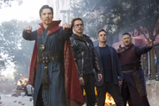 Doutor Estranho (Benedict Cumberbatch), Homem de Ferro (Robert Downey Jr.), Bruce Banner (Mark Ruffalo) e Wong (Benedict Wong)