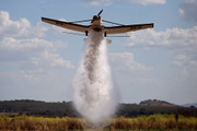 Avião despejando agrotóxico