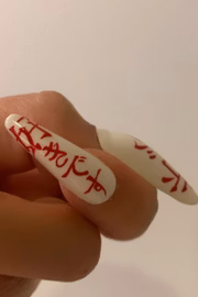 Mei é a manicure de Bella Hadid e Dua Lipa